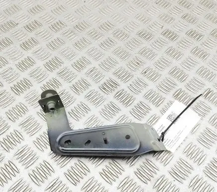 Volvo XC90 Fender mounting bracket 31371008