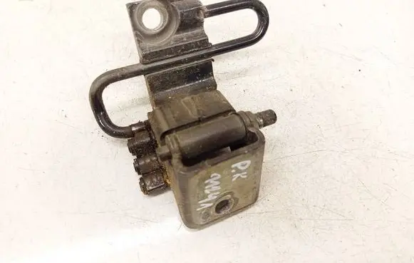 Volkswagen Touareg I Front door upper hinge 7L0831411