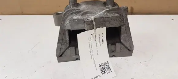 Volkswagen PASSAT CC Engine mount bracket 1K0199262