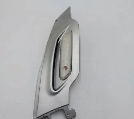 Front fender indicator light
