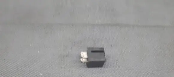 Audi 100 C1 Fuel pump relay 3SB004885