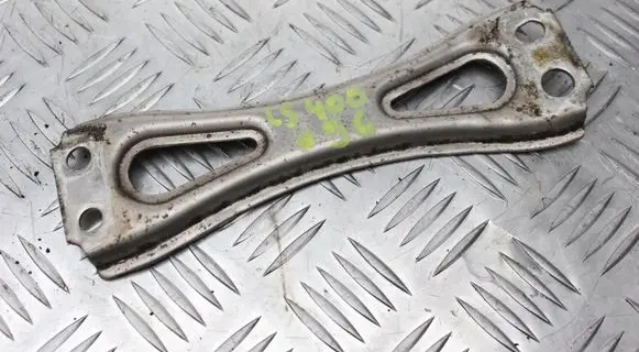 Engine mounting bracket