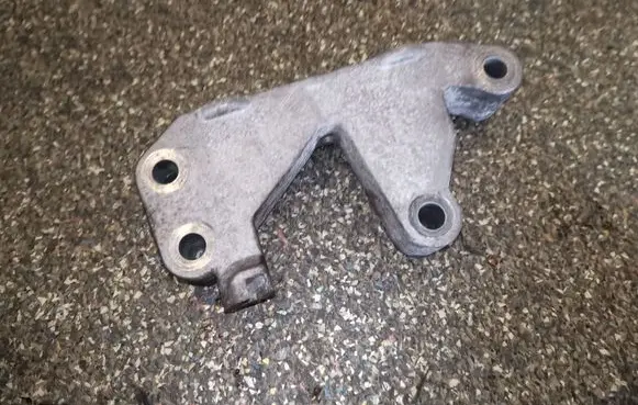 Opel Mokka Engine mounting bracket 95138117