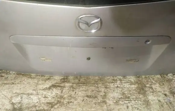 Trunk door license plate light bar