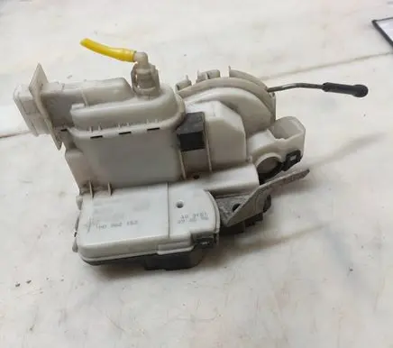 Volkswagen Golf III Front door lock 1H0862153