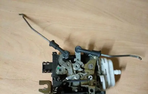 Audi A6 S6 C4 4A Front door lock 4A1837016J