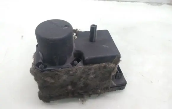 Audi 80 90 S2 B4 Central locking vacuum pump 443862257D
