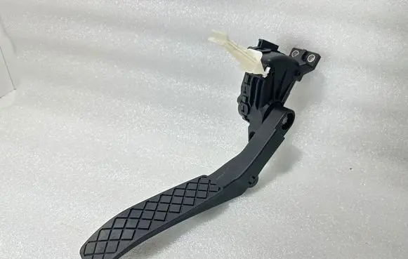 Volkswagen Touareg I Accelerator throttle pedal 7L0723507D 6PV00802624