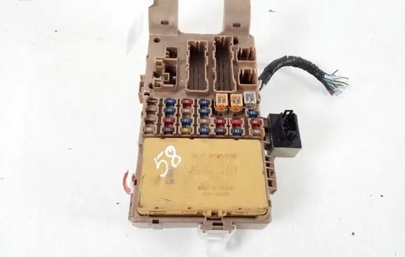 Toyota Corolla Verso E121 Fuse module 82641-13040