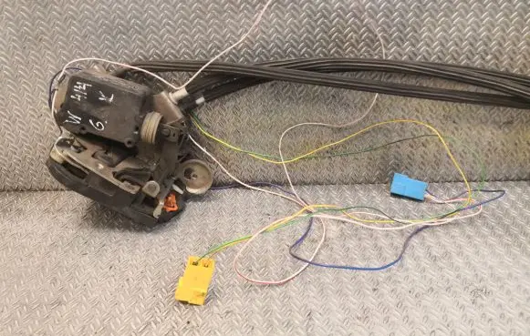 Mercedes-Benz Vaneo W414 Rear door lock 4147300235