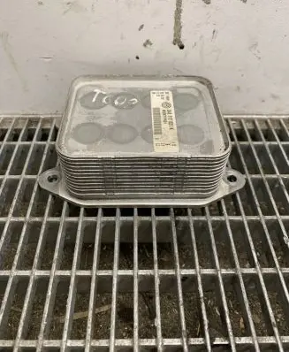 Volkswagen Jetta VII Engine oil radiator 04E117021 04E117021K