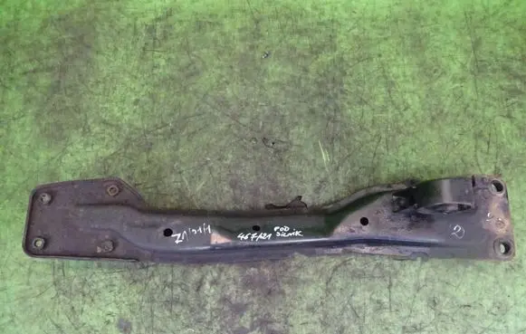 Nissan X-Trail T30 Engine mounting bracket