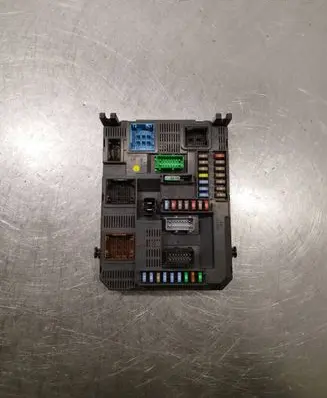 Peugeot 208 Fuse module E1066961 20120913 9678355880