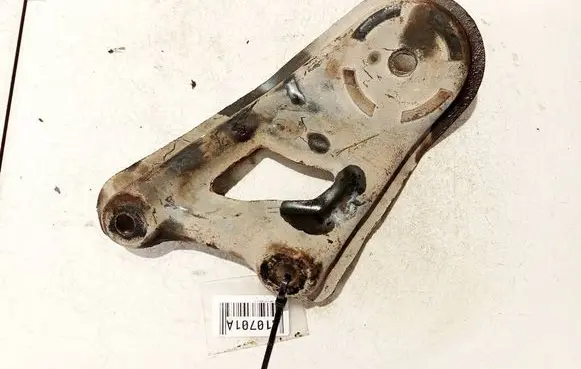 Engine mounting bracket