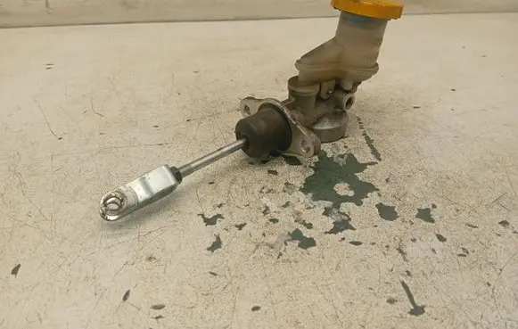 Subaru Outback Master brake cylinder