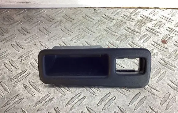 Tailgate/boot open switch button