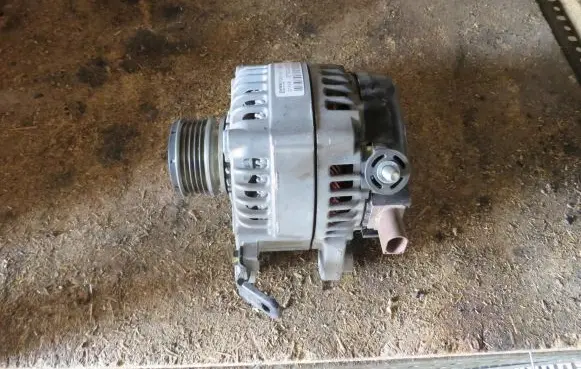 Hyundai Tucson TL Generator/alternator 373002A700