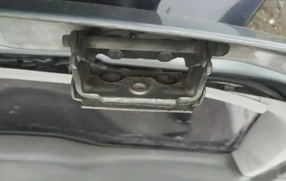 Ford Focus Tailgate/trunk/boot hinge