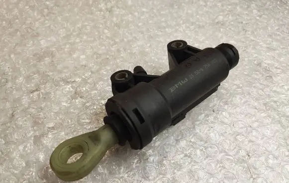 BMW 5 E39 Clutch master cylinder 6758822 21526758822