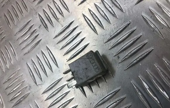 Volkswagen PASSAT B6 Other relay 1K0951253