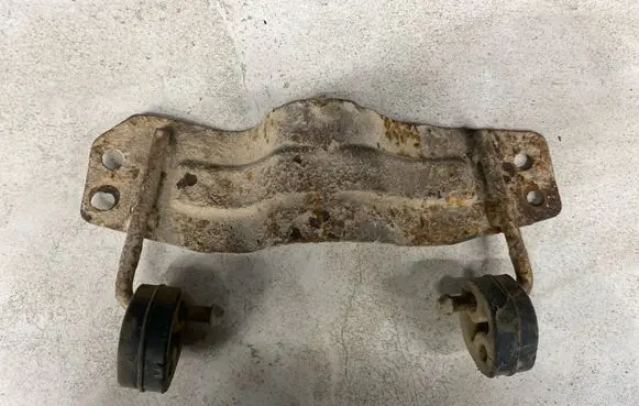 Volvo XC70 Muffler mount bracket/holder 