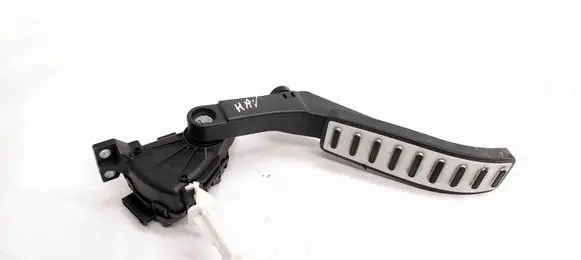 Accelerator throttle pedal