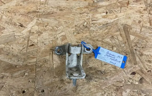 Suzuki SX4 Rear door lower hinge 