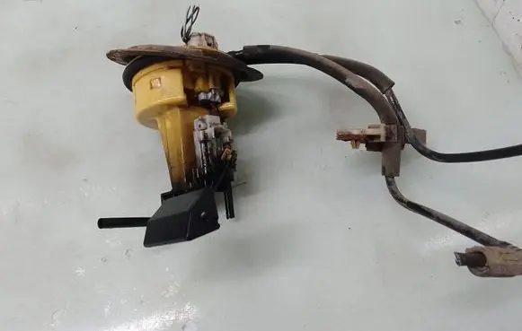 Toyota Corolla Verso E121 Fuel level sensor