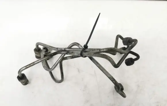Toyota Avensis T250 Fuel injector supply line/pipe 