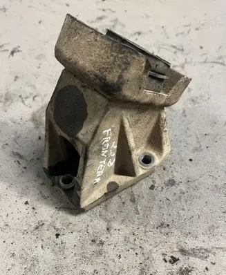 Opel Frontera B Engine mounting bracket