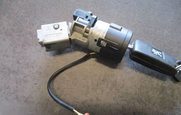 Peugeot 308 Ignition lock 36410600