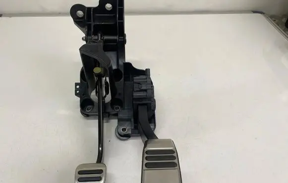 Ford Mustang VI Accelerator throttle pedal GR3C9F836AB