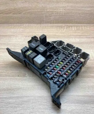 Ford Mondeo Mk III Fuse module 4S7T14A073AA 1S7T14A301CC