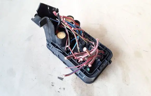 Volkswagen Golf V Fuse module 1K0937700B