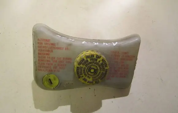 Audi A4 S4 B7 8E 8H Brake fluid reservoir 8E0611301E
