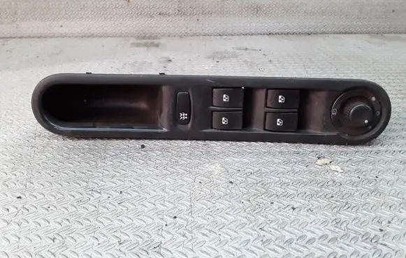 Renault Espace - Grand espace IV Electric window control switch 8200250481