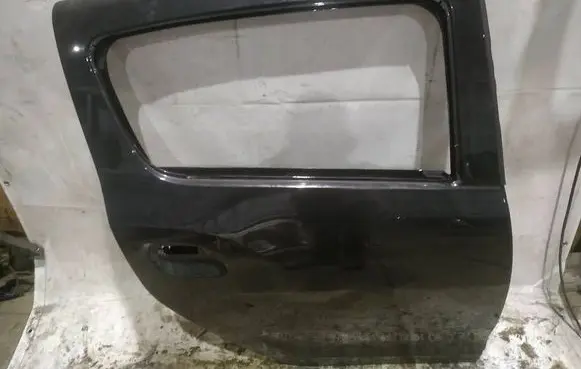 Dacia Sandero Rear door JUODOS