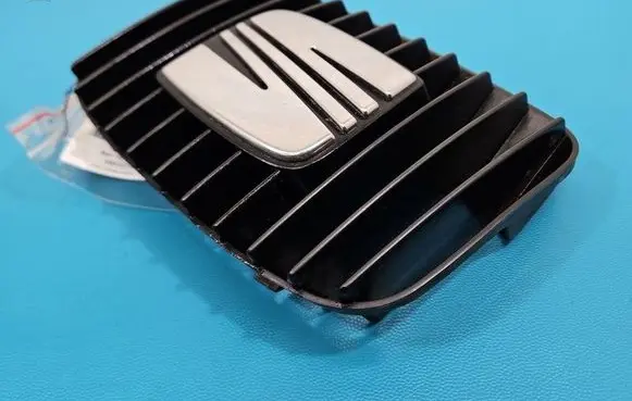 Seat Toledo II (1M) Front bumper upper radiator grill 1M0853651F IMPRK1567511