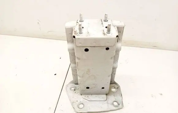 Nissan e-NV200 Front bumper mounting bracket 