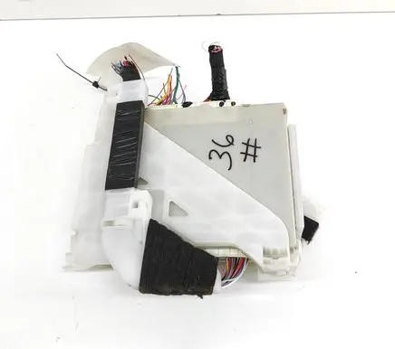 Lexus CT 200H Fuse module 8273076020A