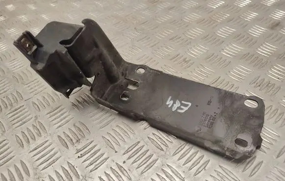 BMW X1 E84 Radiator mount bracket 51647117812 7117812
