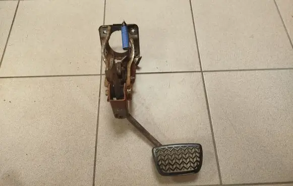 Toyota Land Cruiser (J120) Brake pedal 