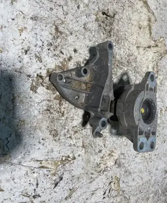 Engine mount bracket