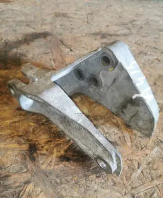 Engine mounting bracket