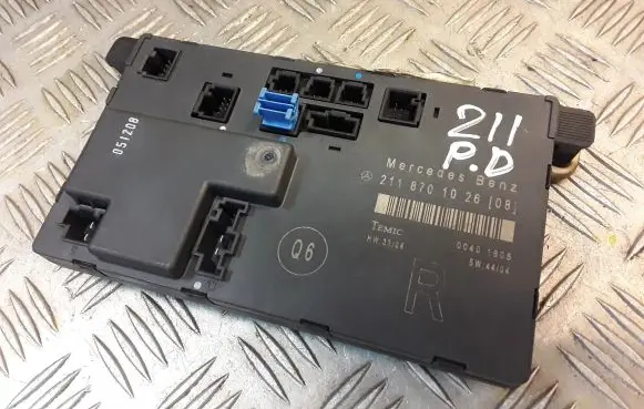 Mercedes-Benz E W211 Door control unit/module 2118701026 A2118701026