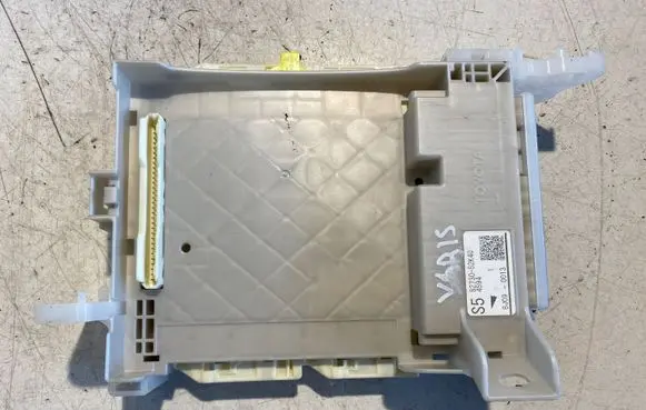 Toyota Yaris Fuse module 8273052K40