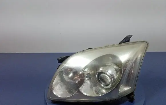 Toyota Avensis Verso Headlight/headlamp KOITO05-44