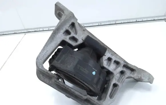 Mercedes-Benz A W176 Engine mounting bracket 326E27A