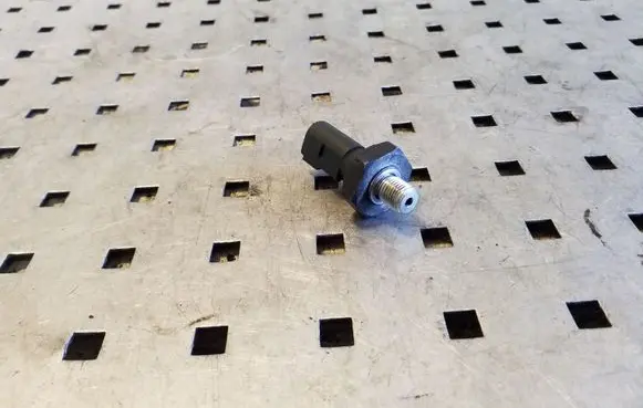 Volkswagen PASSAT CC Oil pressure sensor 036919081C