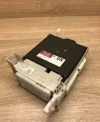 Toyota Yaris Fuse module 892210D870 MB2381008010